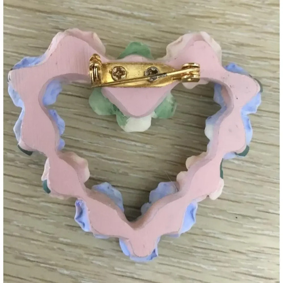 Vintage 80s Avon Resin Pastel Floral Heart Brooch Pin Valentines Pink Purple - Picture 2 of 2